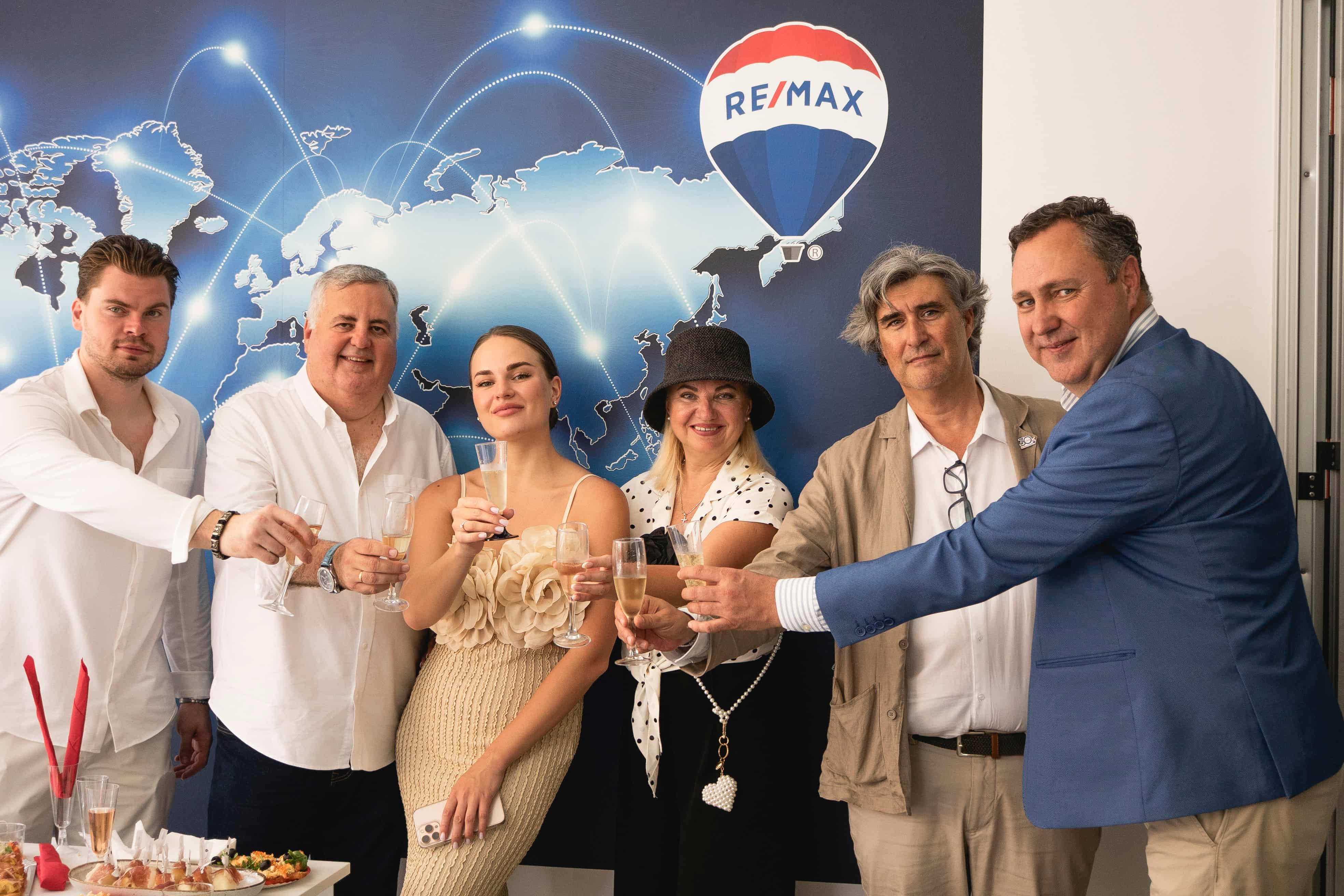 REMAX ESPAÑA ABRE OFICINA BENIDORM, REMAX PÓRTICO