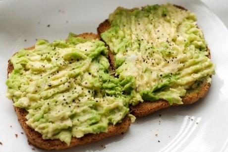 EL NUEVO DESAYUNO DE CAMPEONES: EL AGUACATE COMO SUPERALIMENTO DEL SIGLO XXI